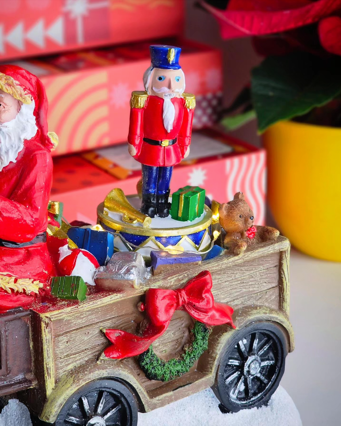 Papá Noel con caballo blanco, carreta y cascanueces giratorios.