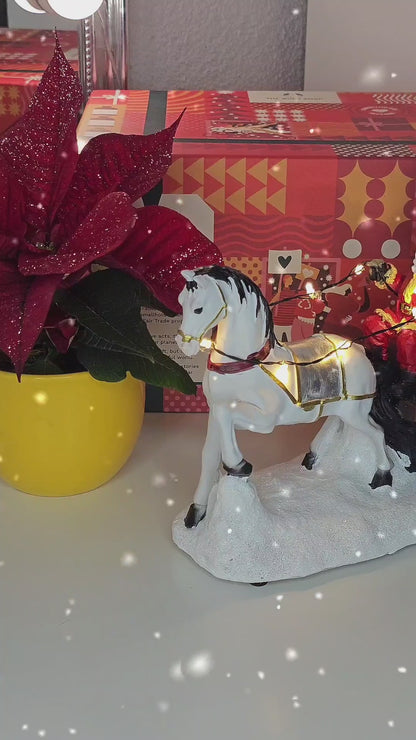 Papá Noel con caballo blanco, carreta y cascanueces giratorios.